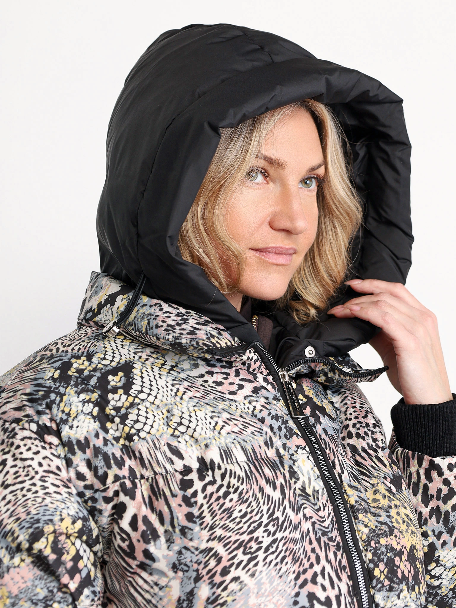 Пуховик с анималистичным принтом цвета мульти с капюшоном-манишкой